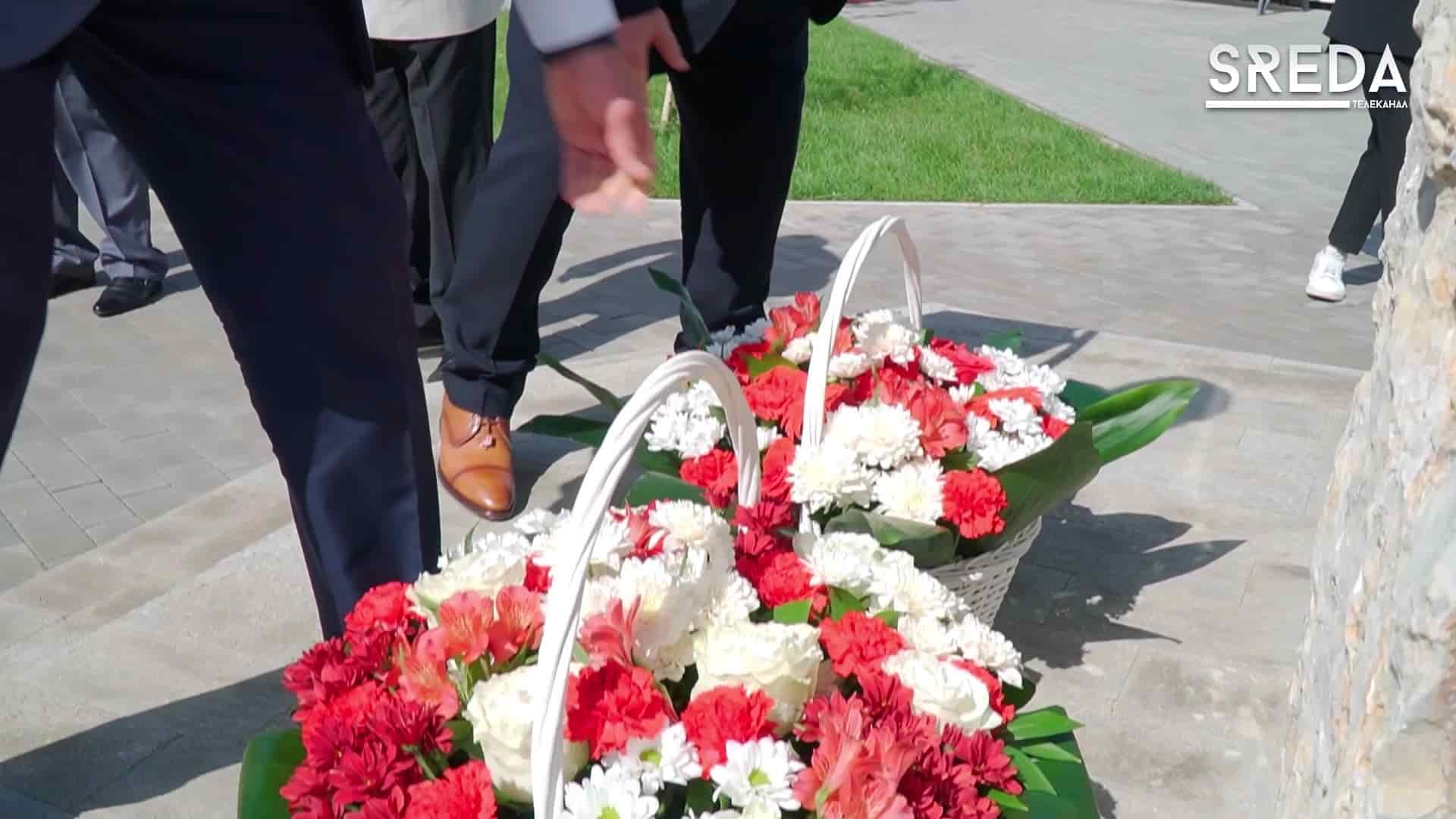 Картинки возложение цветов к памятникам 9 мая