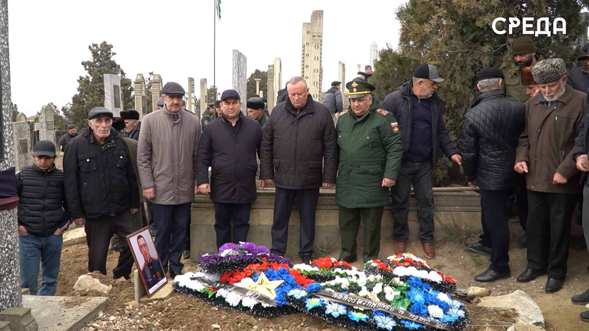 Прощание с военнослужащим Арсеном Магомедрагимовым, погибшим при выполнении  боевой задачи, прошло на каспийском мусульманском кладбище - Телеканал SREDA